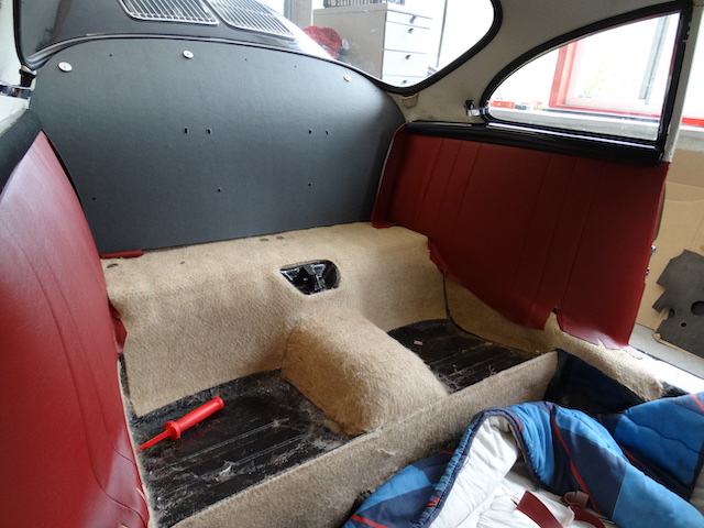 Porsche 365 C - Fine Car Interiors - Matthias Stellrecht Oldtimer Aufbereitung Innenausstattung Teppichsatz rot Sitze rot