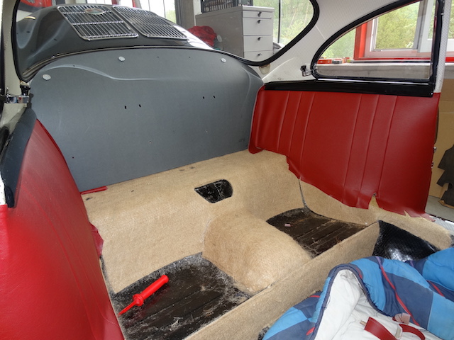 Porsche 365 C - Fine Car Interiors - Matthias Stellrecht Oldtimer Aufbereitung Innenausstattung Teppichsatz rot Sitze rot
