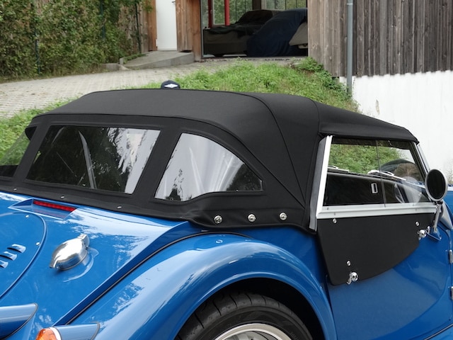 Morgan Plus 8 Blau - Originalausstattung - Fine Car Interiors - Matthias Stellrecht Oldtimer Aufbereitung Verdeck Verdeckarbeiten schwarzes Verdeck